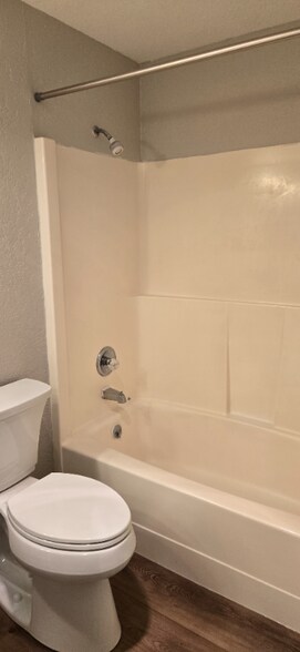 Building Photo - 1625 Kent Des Moines Rd