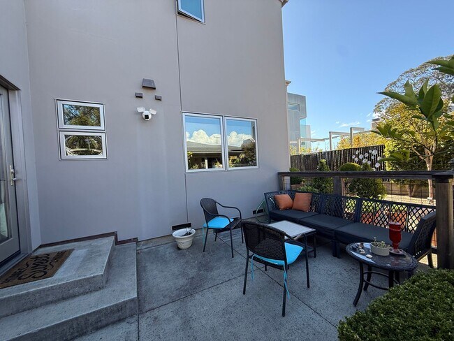 Building Photo - 453 Seaview Dr