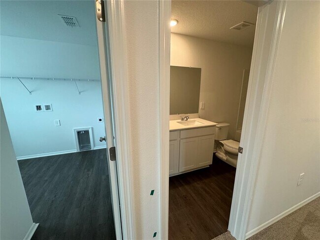 Building Photo - 13133 Oak Hill Way