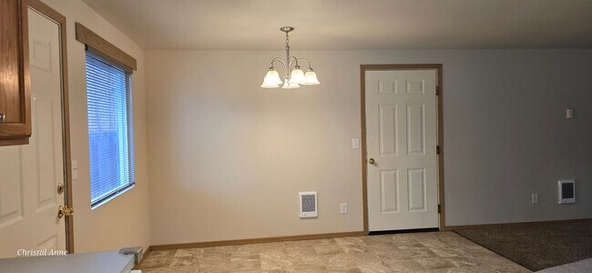 Building Photo - 3 bedroom 1 bath in Shorecrest Neighborhood