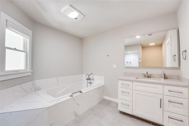Building Photo - 35 Ashleigh Terrace NE