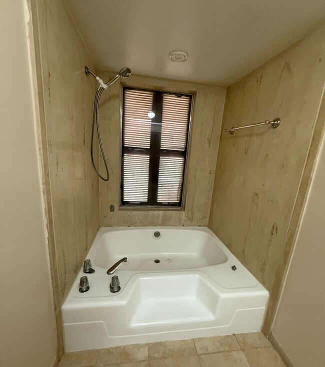 Building Photo - 2920 Cambridge Ln