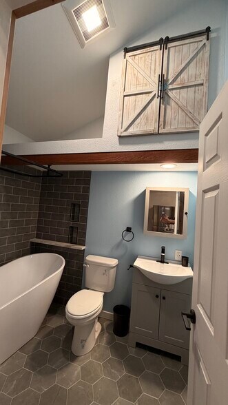 Building Photo - 1807 Creekwood Dr