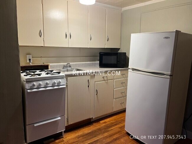 Building Photo - 200 Center St