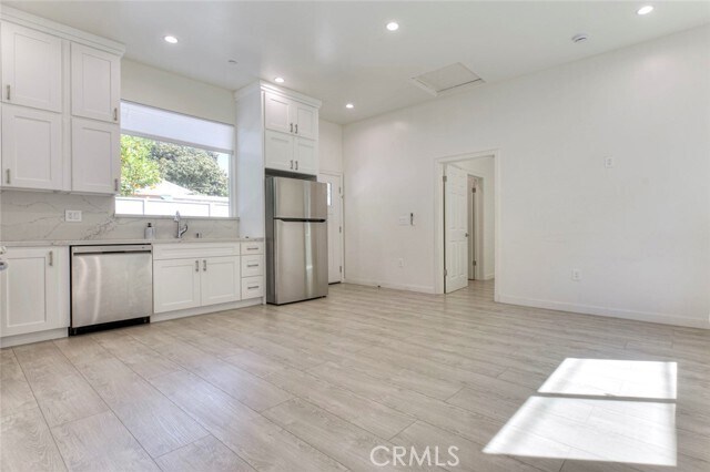 Building Photo - 353 N Mariposa St