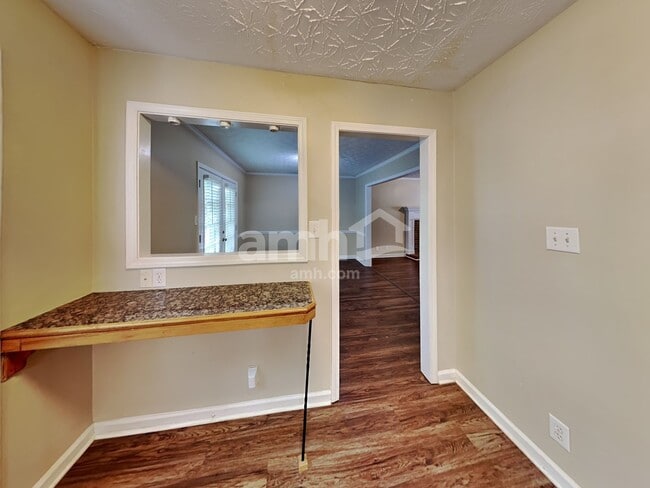 Building Photo - 424 Spring Falls Dr