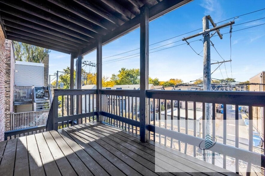 Building Photo - 944 N Damen Ave