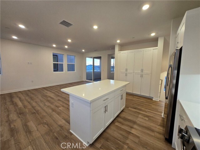 Building Photo - 5961 Huntington Dr