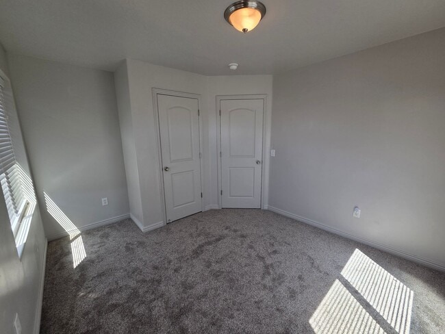 Building Photo - Spacious 4 Bedroom Home!