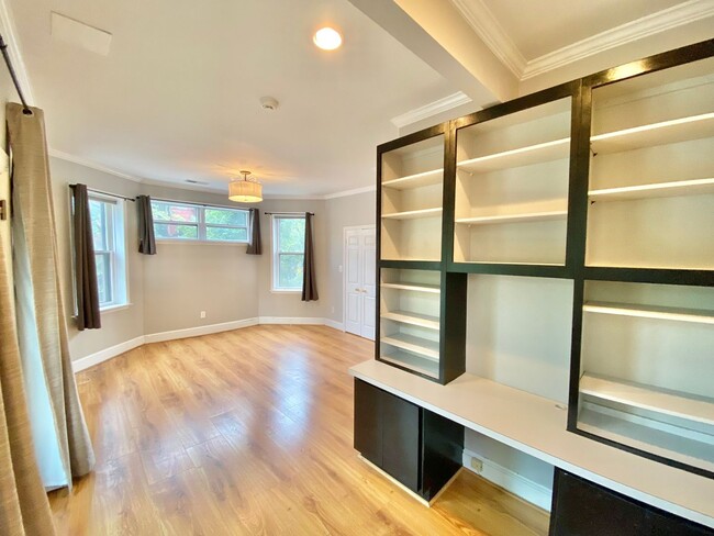Building Photo - Logan/Dupont 1BR 1BA unit with hardwood fl...