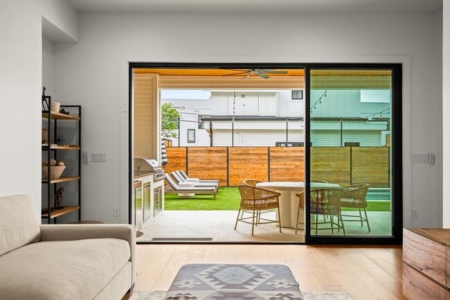 Building Photo - 2005 E 8th St