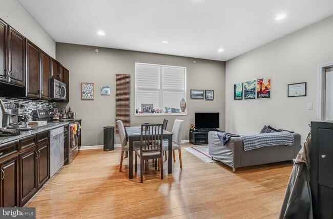 Primary Photo - 2422 Frankford Ave