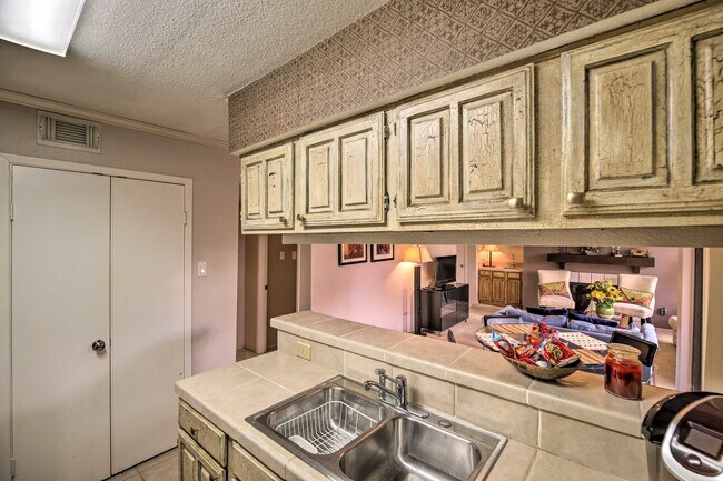 Kitchen - 8020 Braesmain Dr