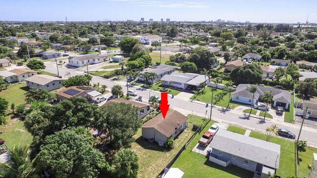 Building Photo - 1340 W 35th St