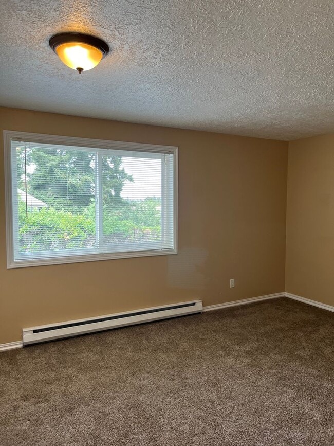 Building Photo - 1 Bed • 1 Bath Downstairs Unit