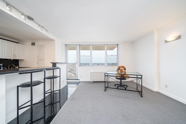 Building Photo - 6040 BLVD E