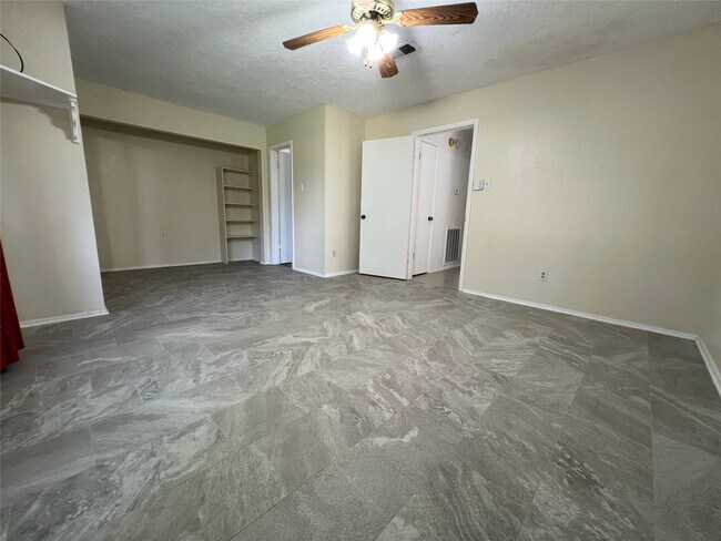 Building Photo - 2134 Collingsfield Dr