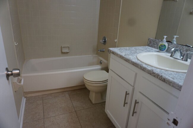 Building Photo - 2 bedroom townhome on Westside Near NAS