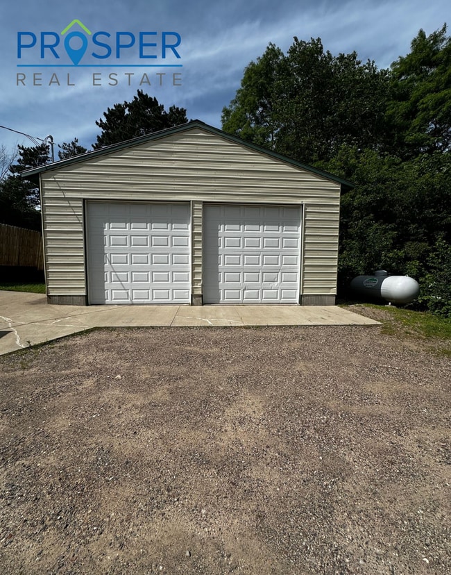 Building Photo - 3 Bedroom Farmstyle House with 3 acres!