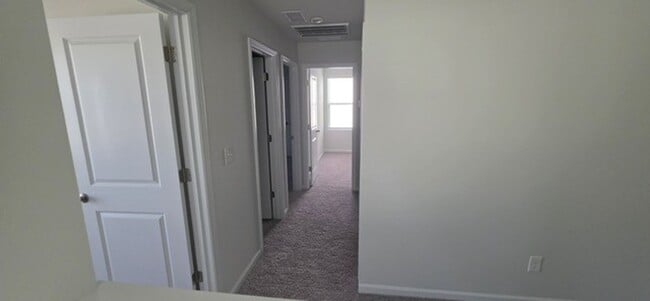 Building Photo - ****** HALF OFF FIRST FULL MONTH OF RENT!! ******