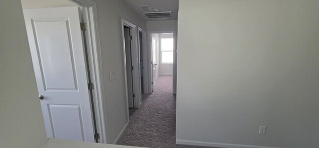 Building Photo - **** READY TO MOVE IN NOW ****