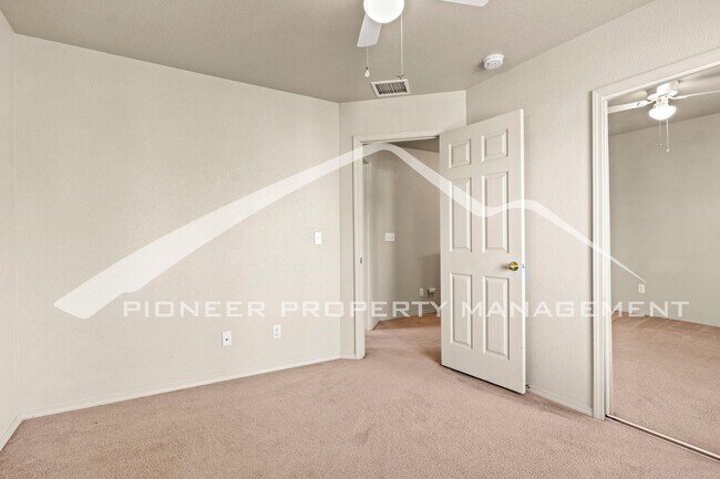 Building Photo - Beautiful 4-bedroom, 3.5-bath home with oversized 2 car garage, AC and enclosed back yard