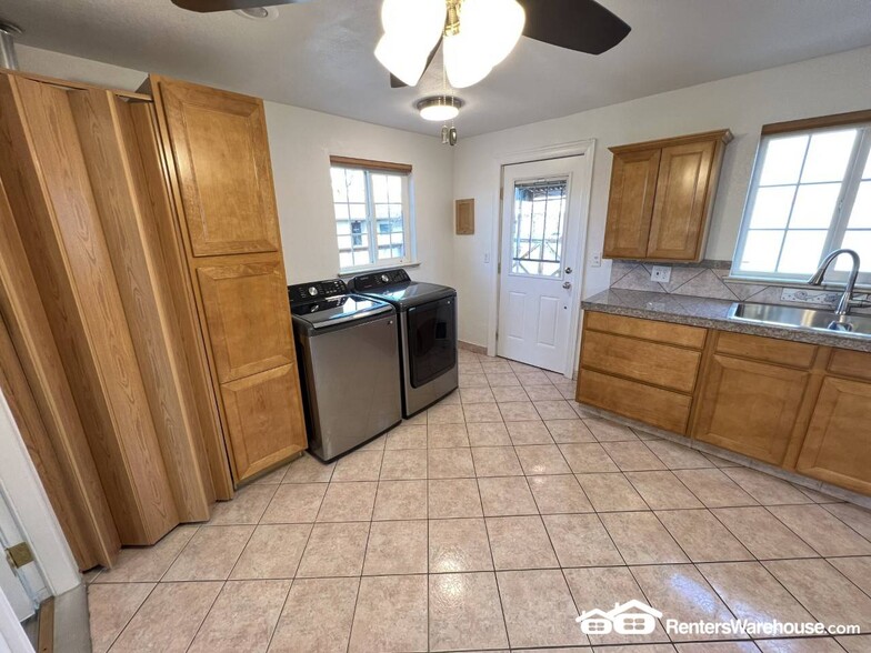 Building Photo - 4748 Shoshone St