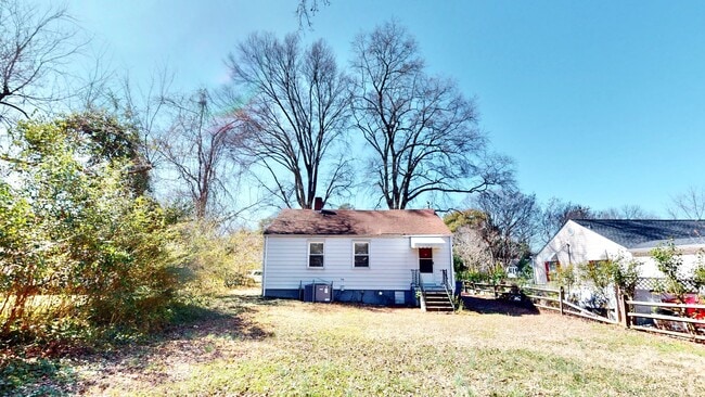 Building Photo - 2320 Vanderbilt Rd