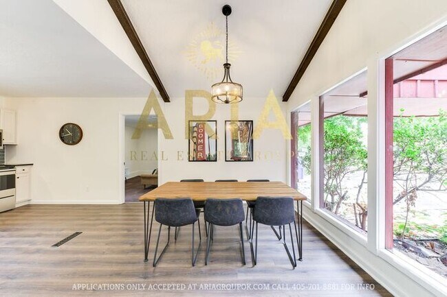 Building Photo - Unique 3 bed/2 bath Property with HUGE Bon...