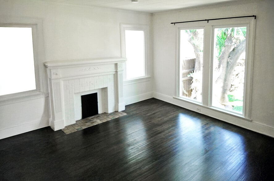 Building Photo - 6116 Fountain Ave