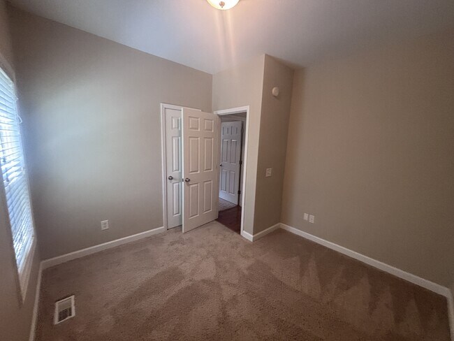 Building Photo - 100 Kingswood Cir