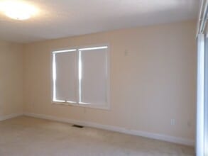 Building Photo - 4 bedroom 3 bath Townhouse