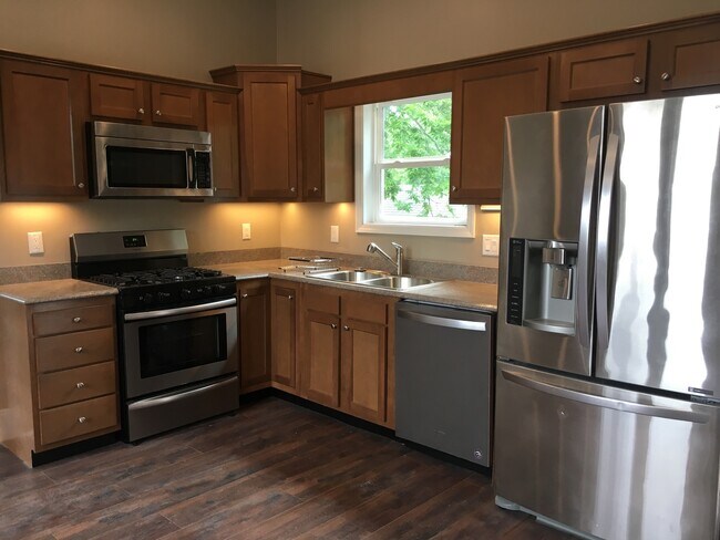 Building Photo - 631 E Chestnut St