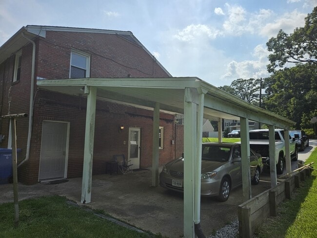 Building Photo - 1608 Hawthorne Dr