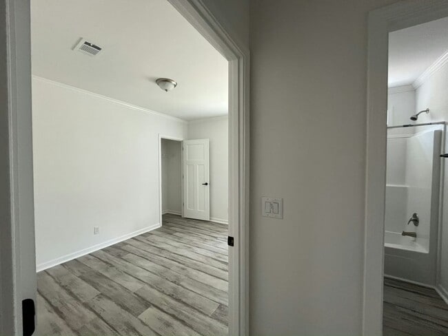 Building Photo - 113 Hill Cir