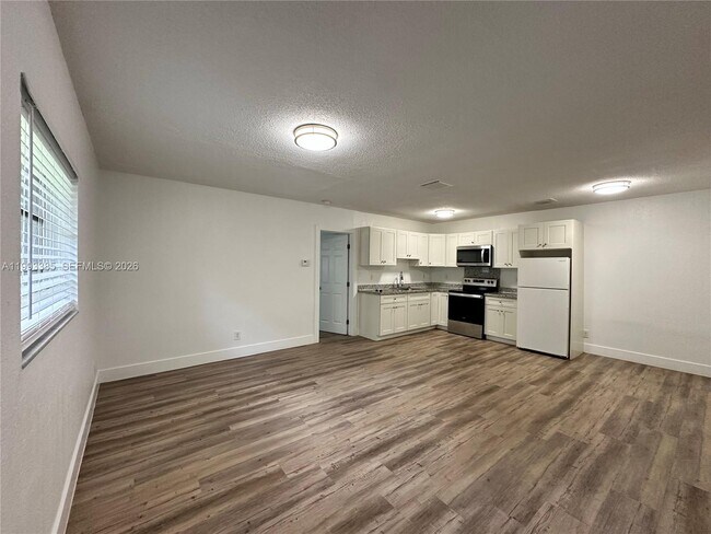 Building Photo - 3315 SW 15th Ave