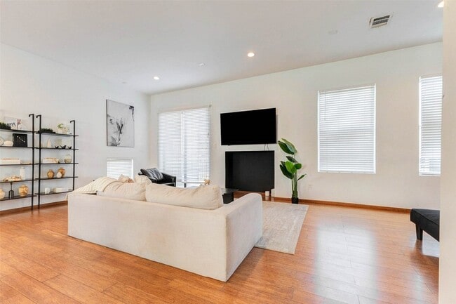 Building Photo - 4115 Chartres St