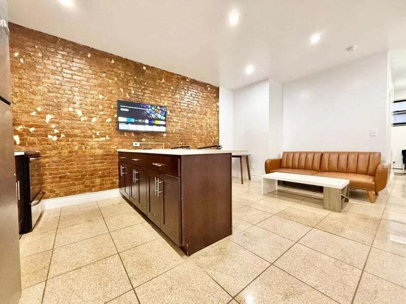 Building Photo - Nice room in a good neighborhood