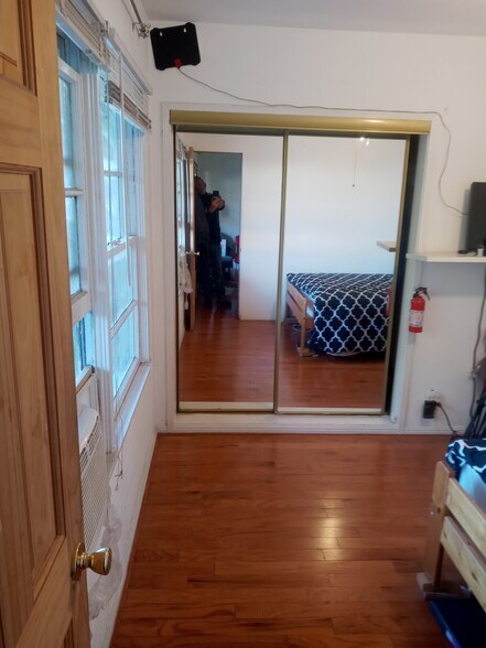 Closet bedroom - 2023 Cloverfield Blvd