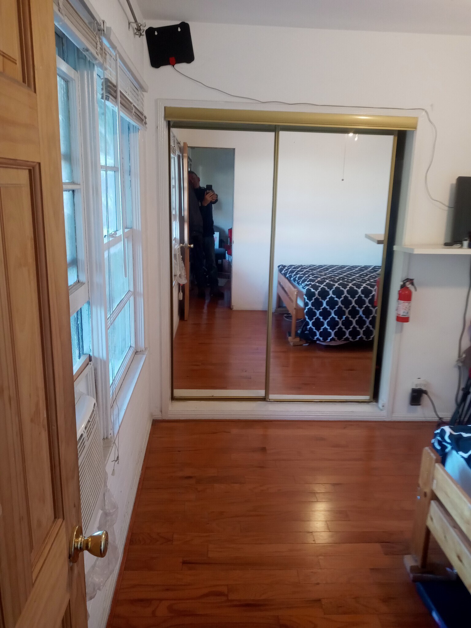 Closet bedroom - 2023 Cloverfield Blvd