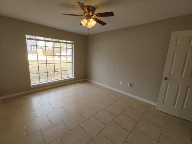 Building Photo - 633 Mosswood Dr