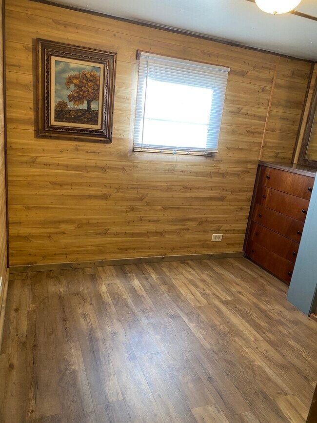7x7 craft/den - 568 Armington Rd