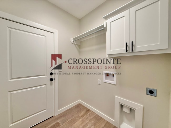 Building Photo - Stunning 3 bedroom 2 bathroom Home!