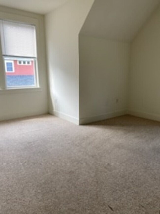 Building Photo - 1117 N College Ave