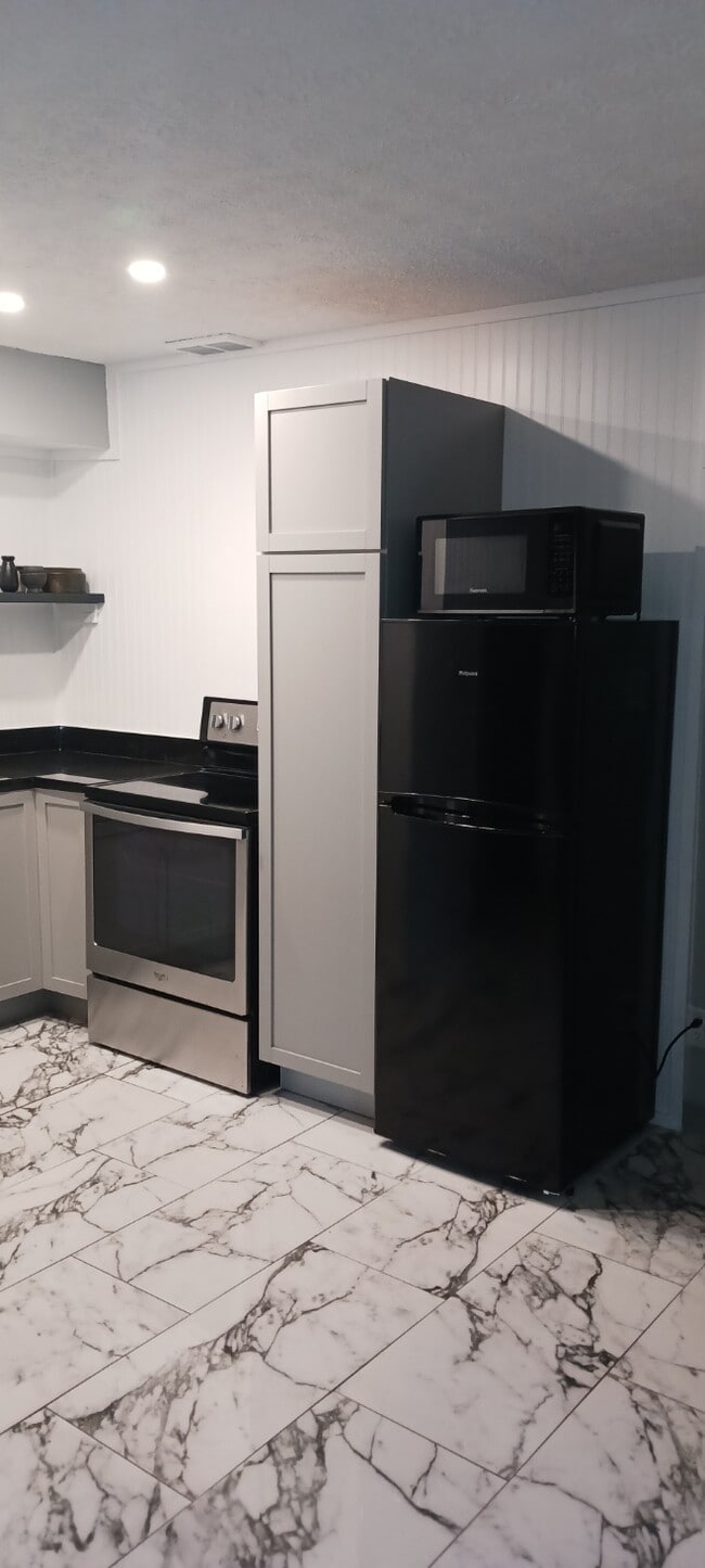 Building Photo - 7815 N Main St