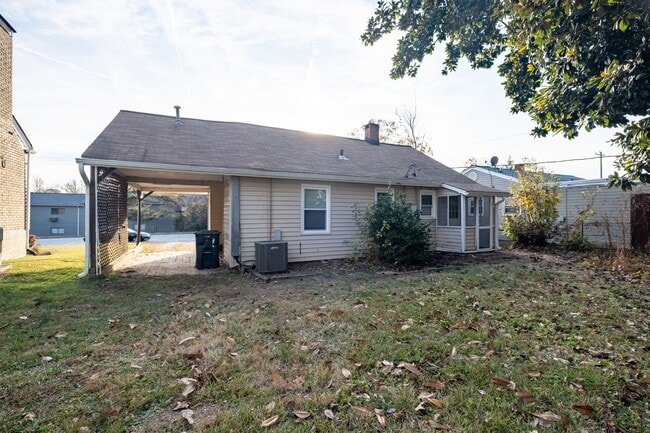 Building Photo - Charming 2 bedroom, 1 bath house