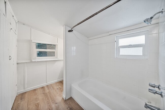Building Photo - North Park - Detached Bungalow 1 bed / 1 b...