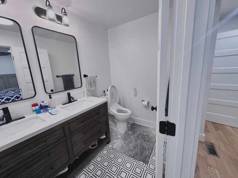 Master Bath - 1427 Parkwood Pl NW