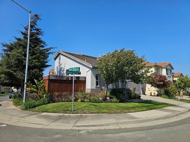 Building Photo - Spacious 4-bedroom, 2.5-bathroom house loc...