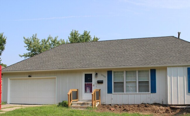 Primary Photo - Large 5 bed 2 full bath Home in Independence
